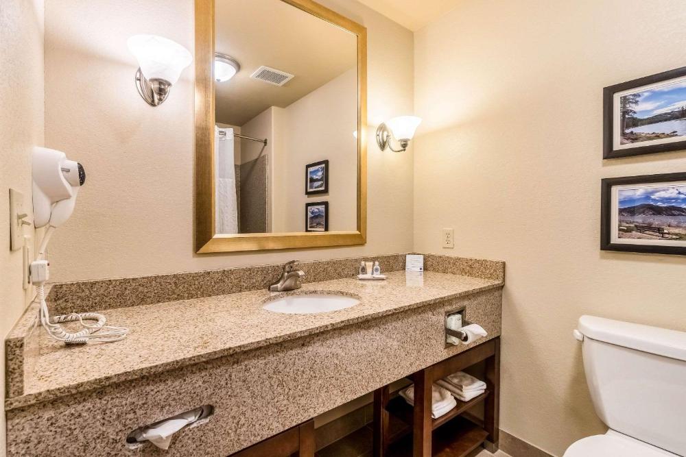 Queen Suite - Non-Smoking interior
